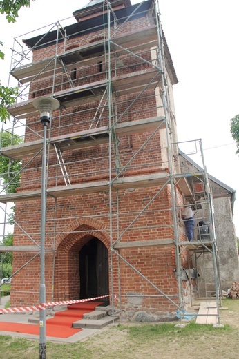 Oczyszczanie wieży kościoła w  Lipiu