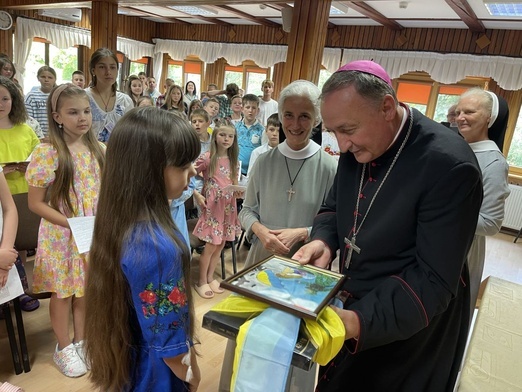 Dzieci odwiedził bp Andrzej Jeż.