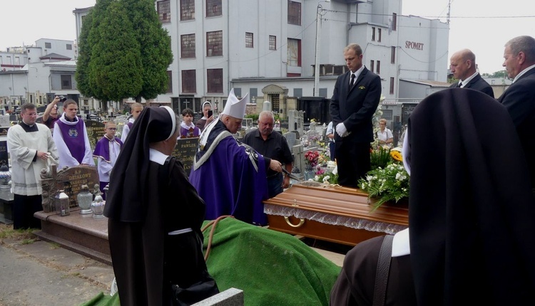 Uroczystości pogrzebowe śp. s. Teresy Biłyk na cmentarzu katolickim w Białej.