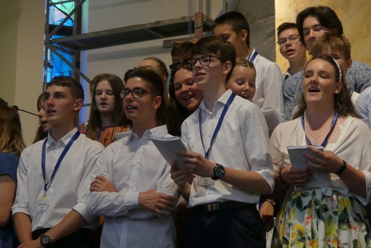 Młodzi podczas prezentacji swoich wakacyjnych wspólnot w kościele NSPJ w Belsku-Białej.