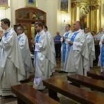 Neoprezbiterzy na czuwaniu w bazylice Nawiedzenia NMP w Hałcnowie