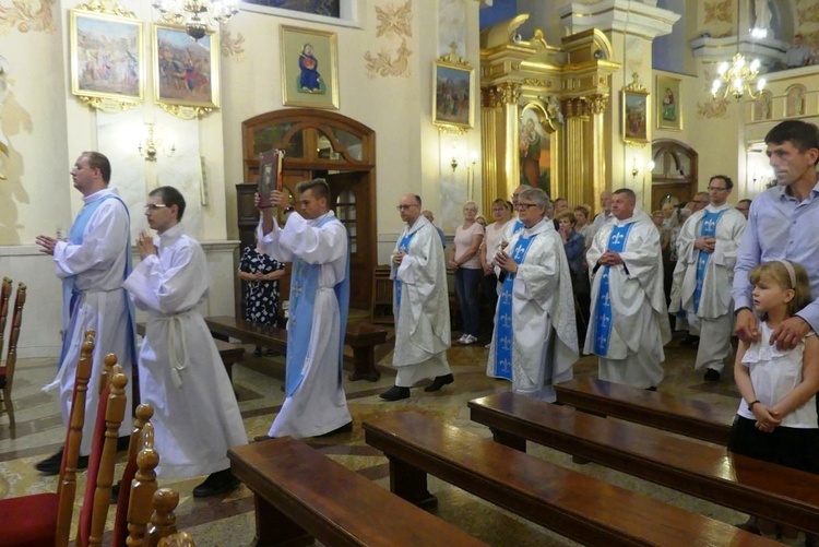 Neoprezbiterzy na czuwaniu w bazylice Nawiedzenia NMP w Hałcnowie