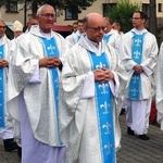 Neoprezbiterzy na czuwaniu w bazylice Nawiedzenia NMP w Hałcnowie