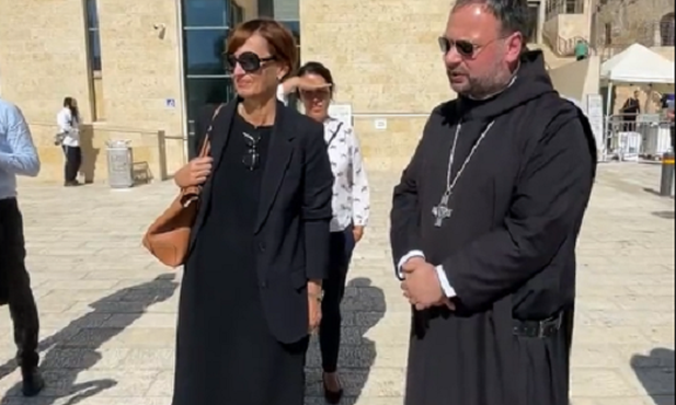 Katolicki duchowny zaprotestował, gdy żydowski personel poprosił go o zasłonięcie swojego krzyża przy Ścianie Płaczu