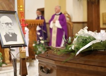 Ks. kanonik Jerzy Jęczmionka po raz ostatni w parafialnej świątyni, w której Msze św. sprawował przez 45 lat swej kapłańskiej posługi. 