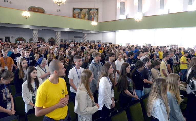 Stypendyści w auli radomskiego seminarium, którą 4 czerwca 1991 roku poświęcił Jan Paweł II, patron ich fundacji. 