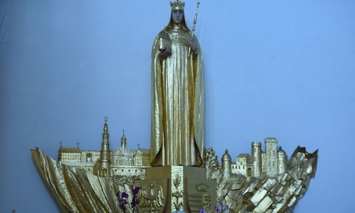 Figura św. Kingi w bocznym ołtarzu kościoła parafialnego.