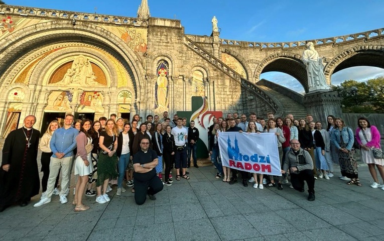 Radomska grupa w sanktuarium Matki Bożej w Lourdes.