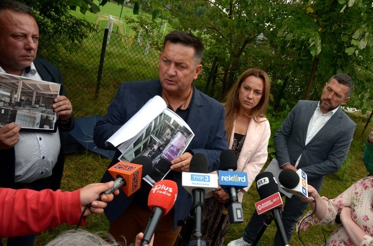 Konferencja radnych z ramienia Prawa i Sprawiedliwości w sąsiedztwie magazynu, gdzie zostały złożone niebezpieczne substancje.