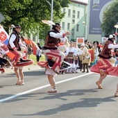 Brawurowy uliczny występ słowackiego zespołu "Magura" z Kieżmarku (słowacki Kežmarok).