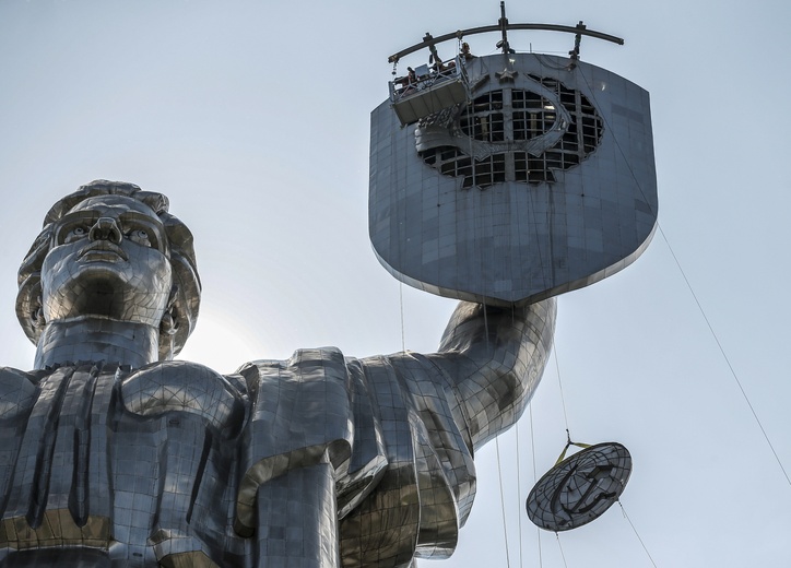 Dyrektor muzeum w Kijowie, na terenie którego znajduję się pomnik Matka Ojczyzny: usunęliśmy z niego sowiecki herb i teraz Rosjanie wzięli pomnik na cel