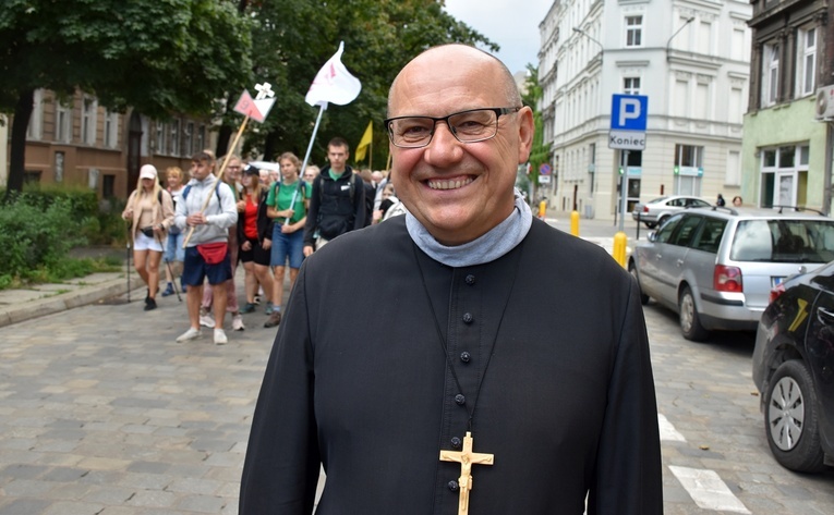 Biskup na pieszej pielgrzymce? "Sensacją byłoby, gdybym nie poszedł"