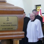 Ostatnie pożegnanie ks. prał. Franciszka Płonki w rodzinnym Zarzeczu