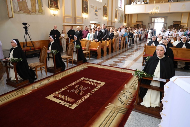 Śluby wieczyste u sióstr dominikanek w Tarnobrzegu Wielowsi