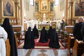 Siostry dominikanki złożyły przyrzeczenia życia w czystości, ubóstwie i posłuszeństwie regule zakonnej na ręce matki generalnej.