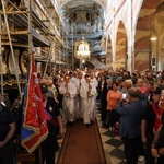 Biskup Nitkiewicz u pątników w Jędrzejowie