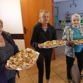 Parafianki z Bielan z misternie przygotowanymi dla pielgrzymów kolorowymi kanapkami.