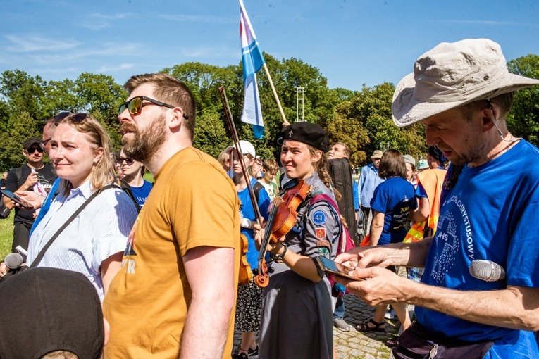 Wejście archidiecezjalnych pielgrzymek na Jasną Górę