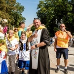 Wejście archidiecezjalnych pielgrzymek na Jasną Górę