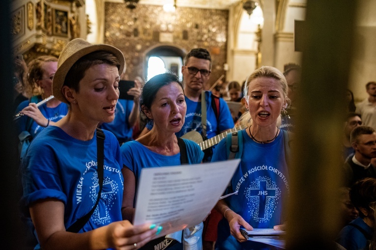 Wejście archidiecezjalnych pielgrzymek na Jasną Górę