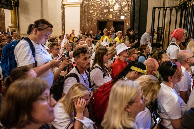 Wejście archidiecezjalnych pielgrzymek na Jasną Górę