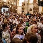 Wejście archidiecezjalnych pielgrzymek na Jasną Górę