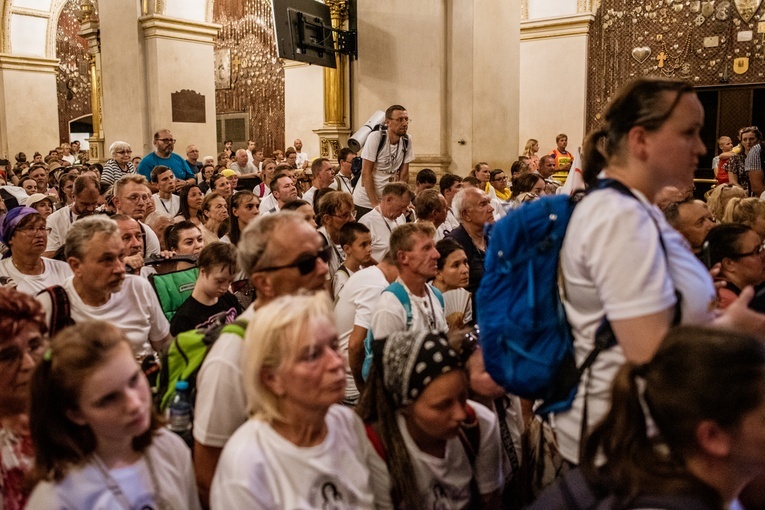 Wejście archidiecezjalnych pielgrzymek na Jasną Górę