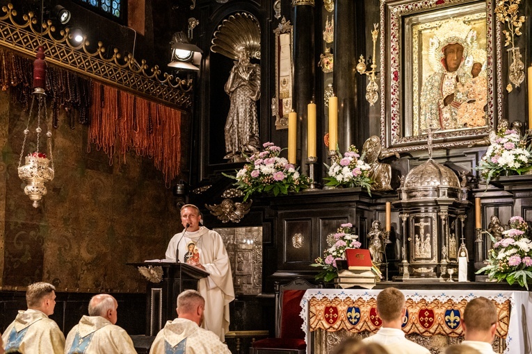 - Po powrocie do codzienności starajmy się być świadectwem i żyć tak, aby drugi człowiek zobaczył w nas blask Chrystusa zmartwychwstałego - mówił w homilii bp Piotr Przyborek.