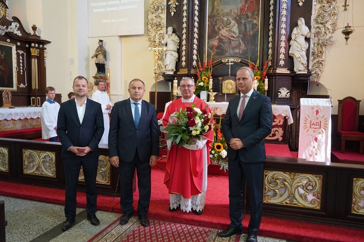 Proboszcz parafii w Wilkszynie odznaczony. To niespodzianka od parafian