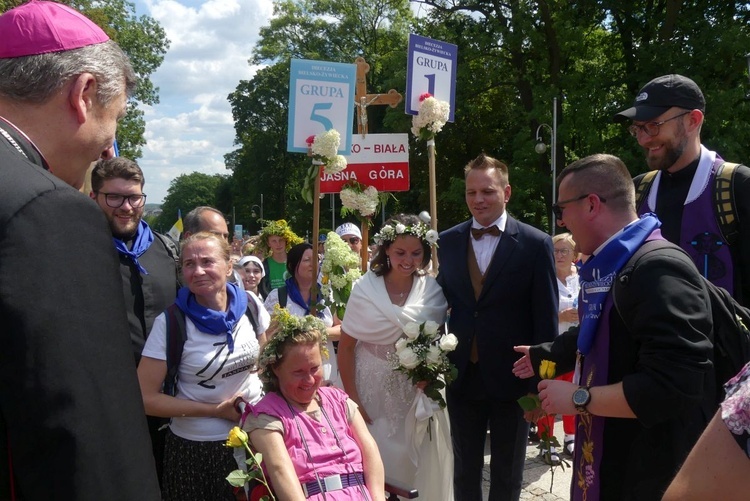 Pielgrzymi z Hałcnowa z tegrocznymi nowożeńcami - Magdą i Andrzejem Łęckimi.