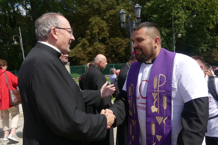 Ks. Wojciech Lach przyprowadził pielgrzymów z Andrychowa. Na zdjęciu z ks. Janem Figurą.