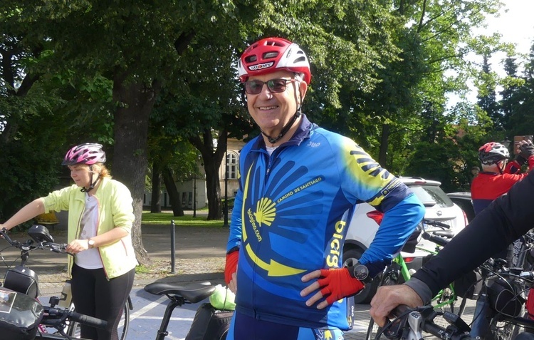 Dziekan kęcki ks. Jerzy Musiałek w tym roku dołączył do rowerowych pielgrzymów na Jasną Górę.