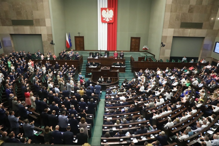 Sejm przyjął wniosek rządu o przeprowadzenie referendum ogólnokrajowego; teraz prace w Komisji Ustawodawczej