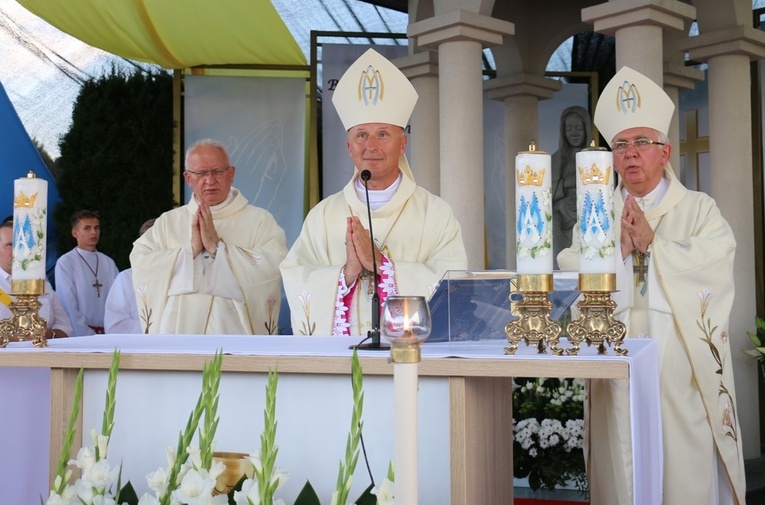 Mszę św. wraz z gronem kapłanów celebrowali abp Wacław Depo i bp Marek Solarczyk.