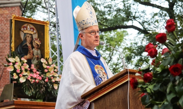 Biskup Polowy Wojska Polskiego Wiesław Lechowicz wygłosił homilię na wzgórzu piekarskim.