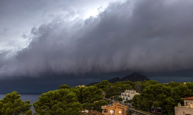 Tysiące turystów nie mogą opuścić Majorki z powodu huraganowych wiatrów