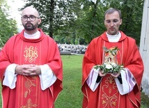 Z prawej ks. rektor Jacek Soprych z relikwią bł. ks. Romana Sitki, z lewej ks. proboszcz Marcin Baran.