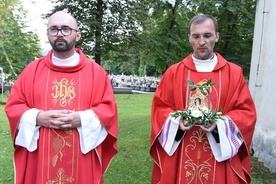 Z prawej ks. rektor Jacek Soprych z relikwią bł. ks. Romana Sitki, z lewej ks. proboszcz Marcin Baran.