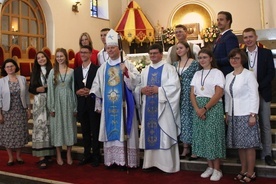 Biskup Piotr, ks. Paweł Krasiński oraz (z lewej w pierwszym rzędzie) s. Alicja Mikos i (z prawej w pierwszym rzędzie) s. Agnieszka Szczęsna z osobami, które otrzymały krzyże animatorskie.
