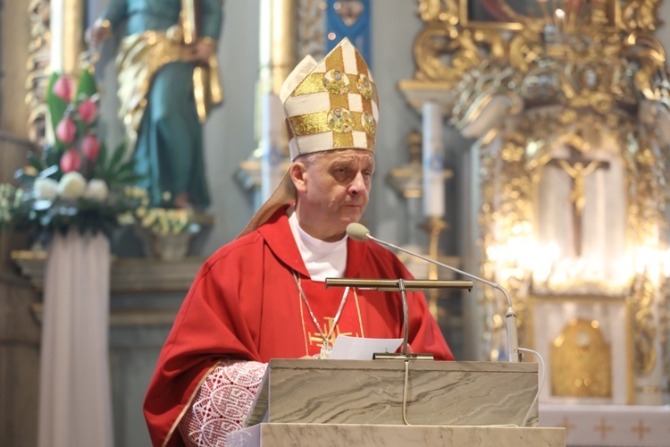 Bp Roman Pindel w homilii przypomniał dzieje powstania czanieckiego kościoła.