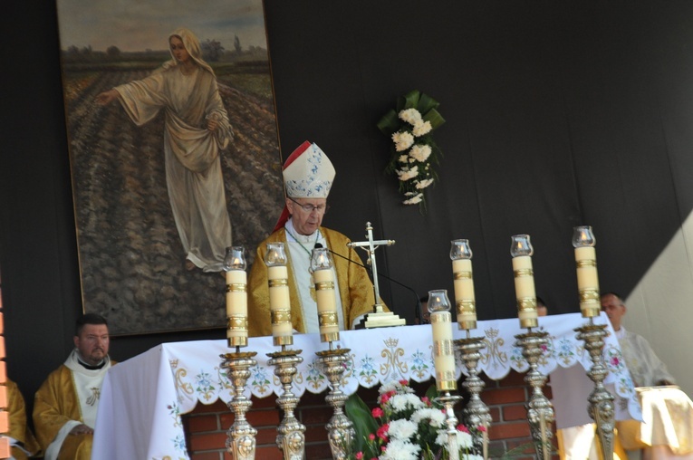 - Stajemy u kolebki Maryi, oddając Jej pokłon, podobnie jak czynili to pasterze przed betlejemską grotą w dniu narodzin Pana Jezusa. Jeśli bowiem każde narodziny dziecka obdarzają nas radością, to o ileż bardziej cieszy nas narodzenie Maryi, Matki Chrystusa, Kościoła i naszej Matki - mówił ks. arcybiskup.