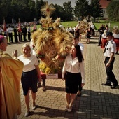 W procesji z darami niesiono wieńce dożynkowe.