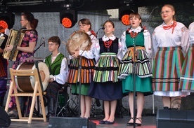 Pierwsi zaprezentowali się na scenie młodzi uczestnicy warsztatów muzycznych.