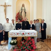 Złote Jubilatki z bp. Piotrem Turzyńskim, m. Mirosławą Grunt i s. Ewą Janek, przełożoną Prowincji Sandomierskiej.