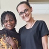 Bielszczanka Agnieszka Nowak z Micheline, kongijską pielęgniarką, chorującą na niewydolność nerek, która potrzebuje pilnej pomocy.