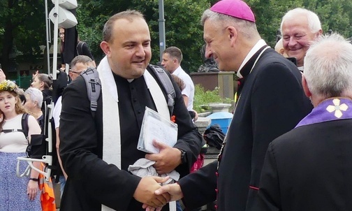 Z lewej, ks. Jacek Moskal, witany przez bp. Romana Pindla na jasnej Górze.