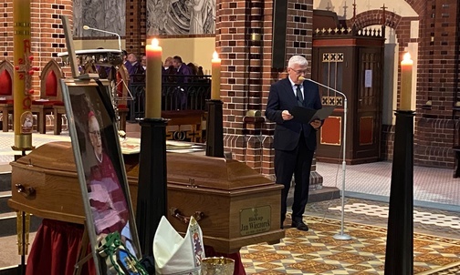 Rozpoczęły się uroczystości pogrzebowe bp. Jana Wieczorka