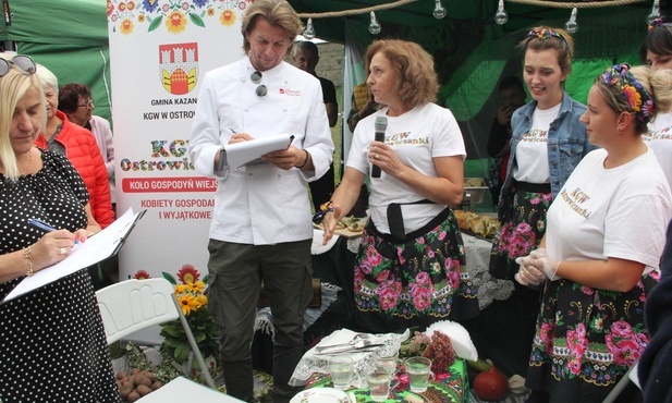 Karol Okrasa, przewodniczący jury, oceniał regionalne potrawy z ziemniaków. Z lewej Ilona Jaroszek.