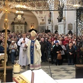 Wypełniona po brzegi bazylika i rzeka ludzi kroczących różańcowymi dróżkami to dowód na to, że wciąż nie brakuje zapału do modlitwy.