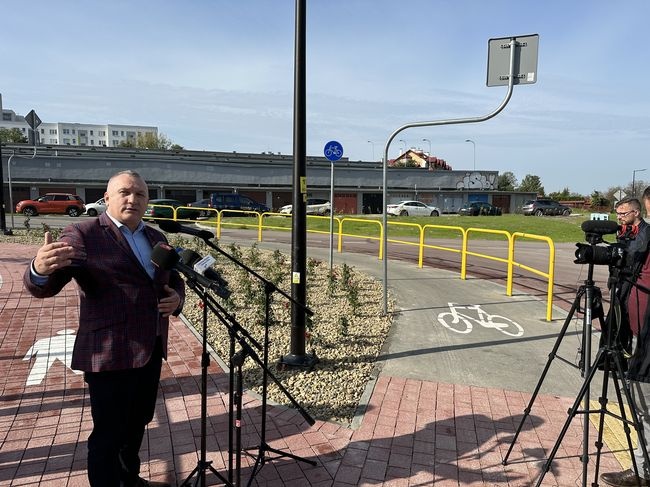 Stalowa Wola. Droga i oczko